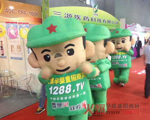 廣州展驚現(xiàn)火爆娃娃“走紅毯”