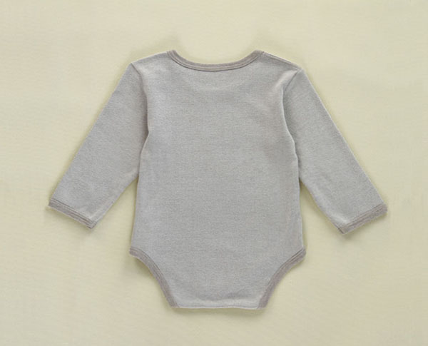 寶巢嬰兒爬服背面