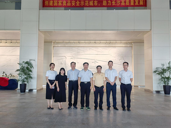 各領(lǐng)導蒞臨歐比佳乳業(yè)參觀考察.jpg 各領(lǐng)導蒞臨歐比佳乳業(yè)參觀考察.jpg