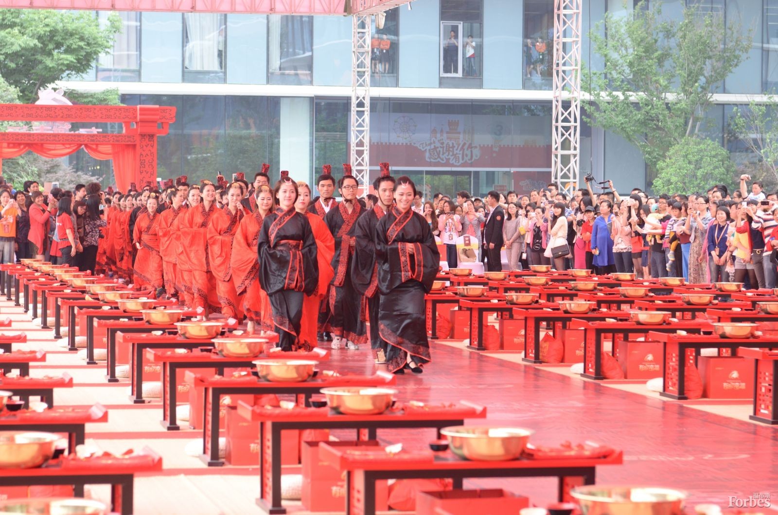 5月9日，阿里巴巴在杭州為102對(duì)新人舉行了集體婚禮，其中大部分為該公司員工。