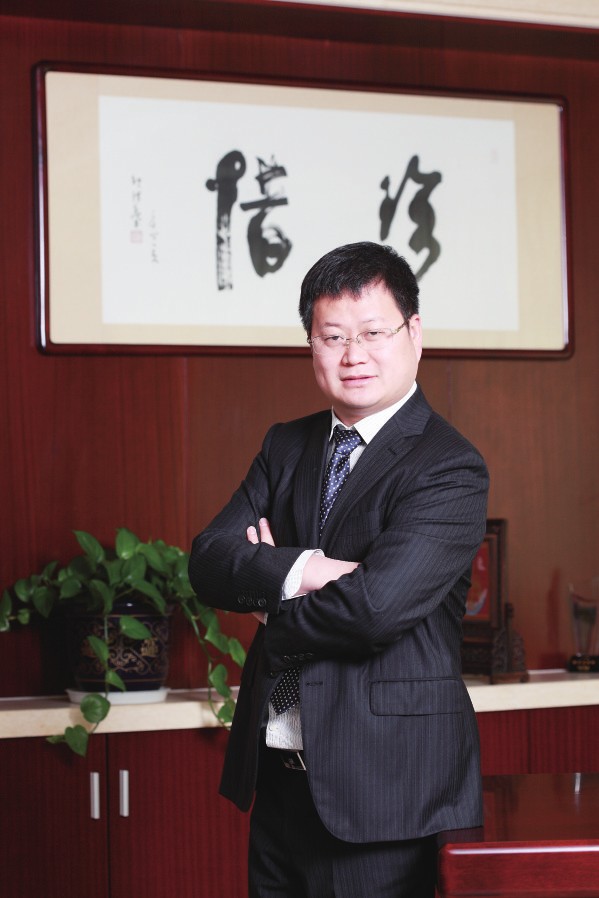 9年前，鄒承慧站在江陰華士鎮(zhèn)華西村的一間荒廢車間門口，帶著13名員工，前途充滿未知。9年后，鄒承慧率領(lǐng)下的愛康資產(chǎn)已超百億，創(chuàng)造了一系列的全國乃至世界之最—太陽能鋁邊框產(chǎn)品占全球市場份額20%，居世界第一，光伏安裝支架系統(tǒng)產(chǎn)品占全國市場份額15%，居全國行業(yè)第一。光伏發(fā)電規(guī)模居全國非公有制企業(yè)發(fā)電前列。