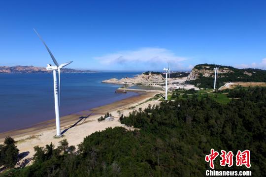 沿海灘而建的風(fēng)力發(fā)電機(jī)?！⊥鯑|明 攝
