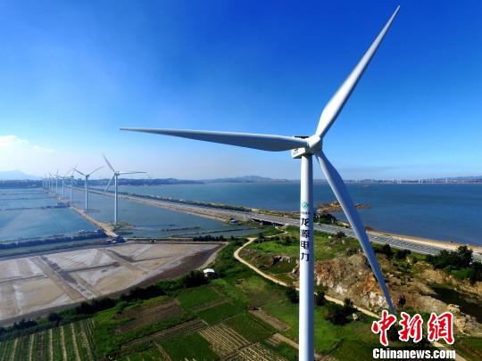 正在運(yùn)行中的風(fēng)力發(fā)電機(jī)?！⊥鯑|明 攝