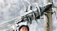 《情暖大山》四川達州供電公司員工在大山深處除冰保電。（何健 攝）