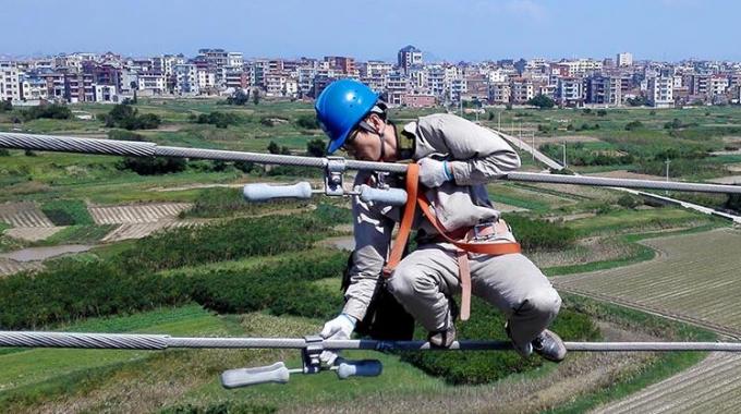 高空作業(yè)線路體檢 確?？煽抗╇? /></a>
				<span>高空作業(yè)線路體檢 確?？煽抗╇?/span>
			</li>
			<li>
				<a href=