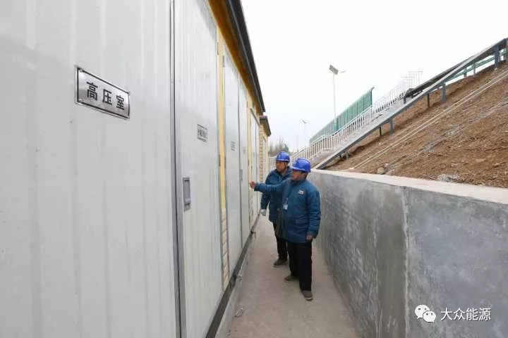 漲知識！高速公路上汽車怎么邊跑邊？