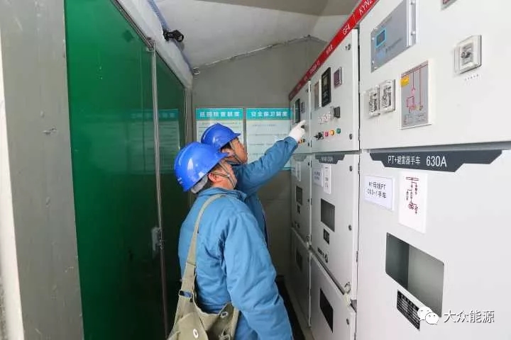 漲知識！高速公路上汽車怎么邊跑邊？