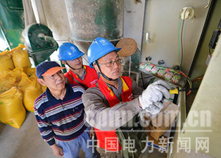 中國電力新聞網(wǎng)訊 通訊員 毛強 報道 近日，湖北武漢漢南區(qū)供電公司員工主動放棄假期休息時間，來到農(nóng)村養(yǎng)殖戶家中，為其檢修飼料加工設(shè)備，服務(wù)農(nóng)村群眾增收致富。