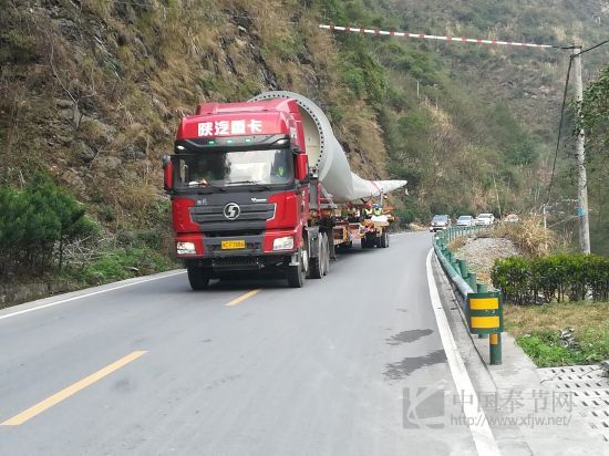 縣路政：聯(lián)合護送確保風電設(shè)備大件安全