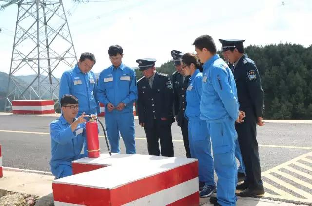 聽(tīng)說(shuō)最近輸電線路和鐵塔“火”啦！