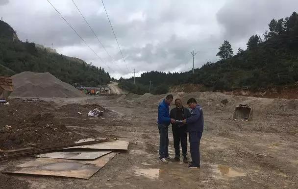 聽(tīng)說(shuō)最近輸電線路和鐵塔“火”啦！