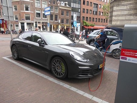 牽手紅旗 漢能太陽能汽車會更進(jìn)一步嗎？