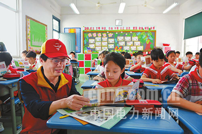 近日，浙江富陽供電公司紅船共產(chǎn)黨員服務(wù)隊(duì)走進(jìn)校園，隊(duì)員們用自制的用電教具，簡單易懂地向孩子們介紹電力常識(shí)和安全用電方法，增強(qiáng)孩子們的自我保護(hù)意識(shí)。