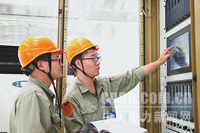 近日，國電哈密煤電開發(fā)有限公司在2號機組檢修期間，開展了“C修微課堂”崗位練兵活動，助力青工成長成才，掀起了“學(xué)技術(shù)、提素質(zhì)”的熱潮。圖為該公司電氣二次班勵磁專工在講解勵磁小電流試驗原理。