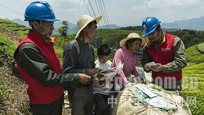 近日，湖北鶴峰供電公司走馬供電所員工開(kāi)展安全用電知識(shí)宣傳活動(dòng)，將安全用電知識(shí)送到木耳山茶葉采摘現(xiàn)場(chǎng)。