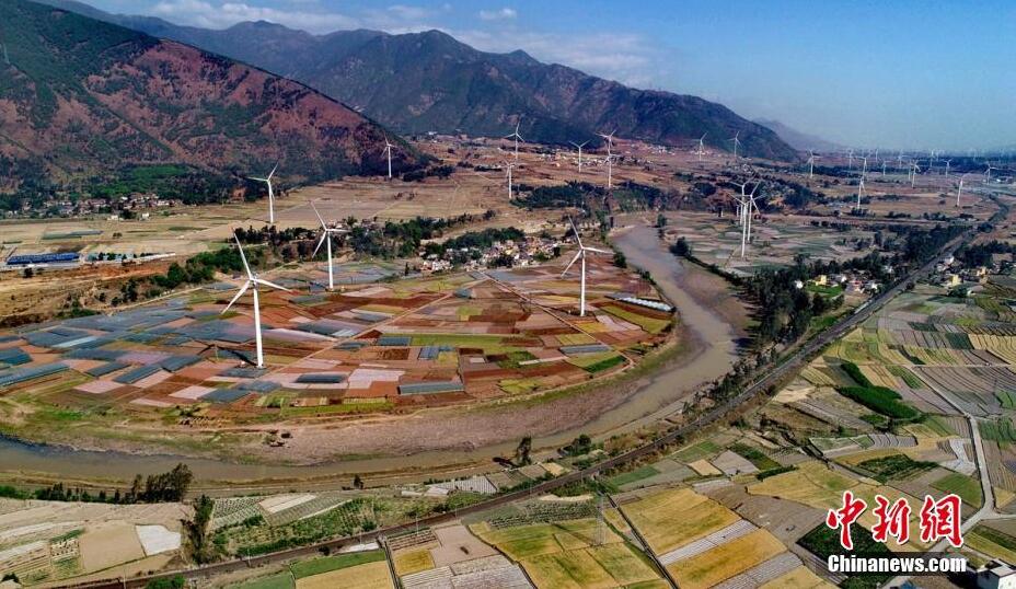 4月8日，四川德昌縣安寧河峽谷200余座風(fēng)電，與成昆鐵路、京昆高速公路、田園和大山相融，成為一道靚麗的風(fēng)景。