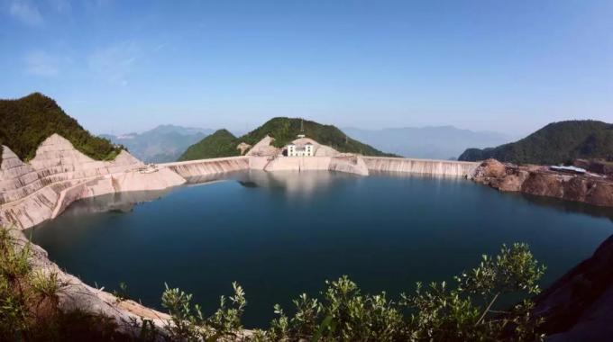 浙江仙居抽水蓄能電站（建成）  仙居抽水蓄能電站位于浙江仙居縣，極大節(jié)省了系統(tǒng)電源建設(shè)投資，據(jù)2015年水平系統(tǒng)運(yùn)行模擬計(jì)算，電站使系統(tǒng)火電綜合調(diào)峰幅度降低2.44%，節(jié)約系統(tǒng)標(biāo)準(zhǔn)煤耗15.48萬噸。