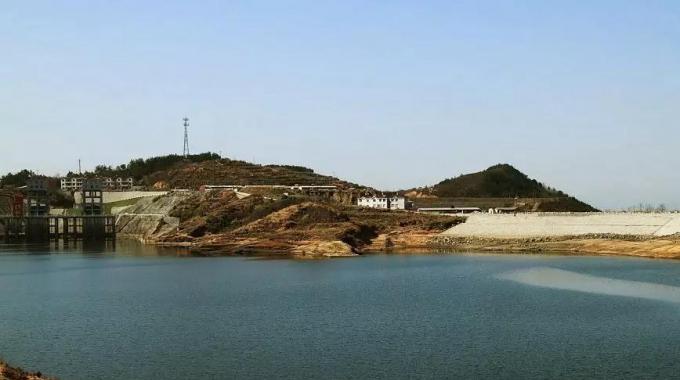 湖北白蓮河抽水蓄能電站（建成）  湖北白蓮河抽水蓄能電站位于黃岡市羅田縣，它擔(dān)負(fù)著調(diào)峰、填谷、調(diào)頻、調(diào)相和事故備用等任務(wù)，對湖北乃至華中電網(wǎng)安全、經(jīng)濟(jì)、穩(wěn)定有巨大作用。