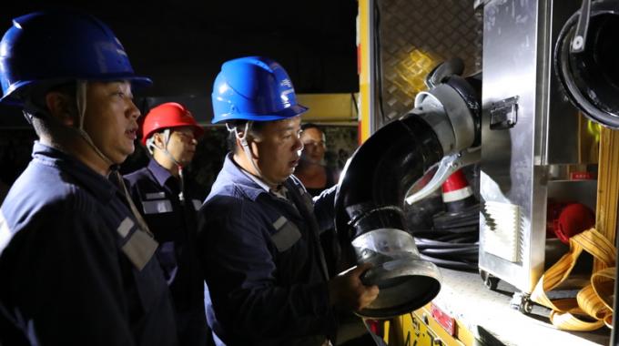 電力應急排澇車兼具發(fā)電和排澇的功能，不需依賴外接電源，在應急搶修過程中使用十分方便。只要將一端的水管插入積水，另一端接入河道，啟動電機便可迅速排水。這臺大功率排澇車的特點是吸力大、吸程高，最大吸水深度可達20左右，每分鐘的抽水量大1000升，若水深在10米以內(nèi)，每分鐘的吸水量可到1800升至2000升。