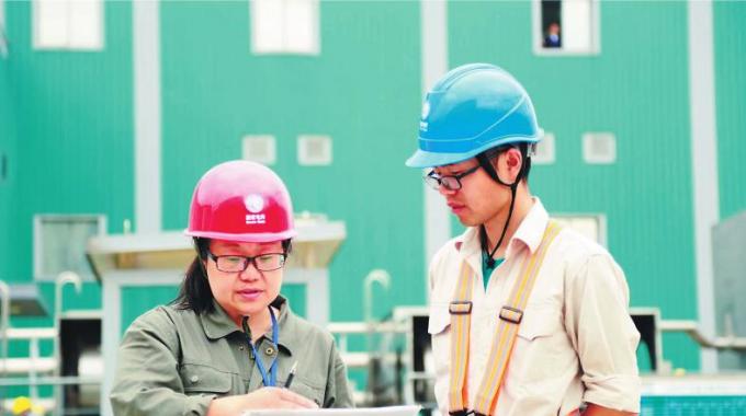  　　堅守者：陳文強(qiáng)  　　堅守崗位：直流檢修員  　　堅守年限：5年  　　國慶假期將近，浙江電力檢修公司的陳文強(qiáng)站在±800千伏紹興換流站換流變廣場。這里正在進(jìn)行2018年年度檢修。