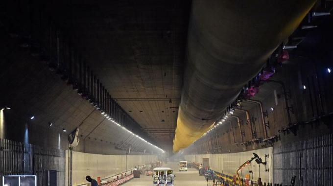  廣東電網(wǎng)公司承擔(dān)著對人工島及港珠澳大橋本體工程的供電任務(wù)，同時(shí)為粵港澳三地的綜合運(yùn)輸體系和高速路網(wǎng)提供電力保證。早在港珠澳大橋于2009年12月15日正式動(dòng)工以來，廣東電網(wǎng)公司珠海供電局便成立了港珠澳大橋供電專項(xiàng)服務(wù)小組，9年間一直跟隨建設(shè)進(jìn)度及時(shí)滿足各項(xiàng)用電需求。